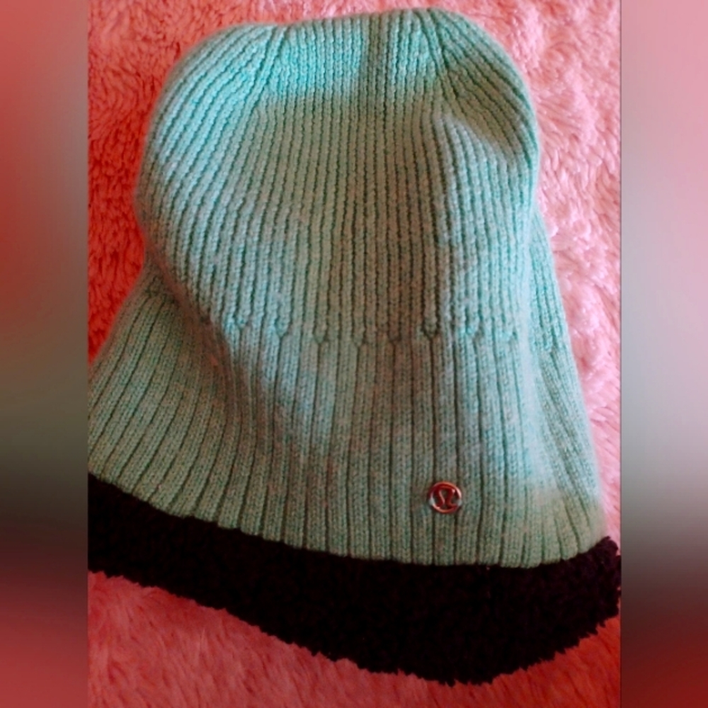 Lululemon athletica mint beanie with charcoal gray inside fluff